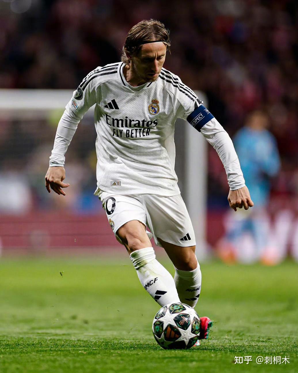 上海海港实现三连冠，申花亚军，梅州客队降级，亚冠表现不佳，山东泰山机会最大。